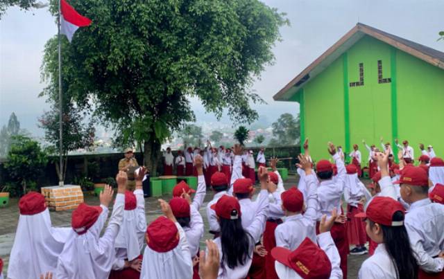 Camat Kejajar Ajak Siswa SDN 1 Buntu Lanjutkan Pendidikan dalam Safari Sekolah Ramah Anak